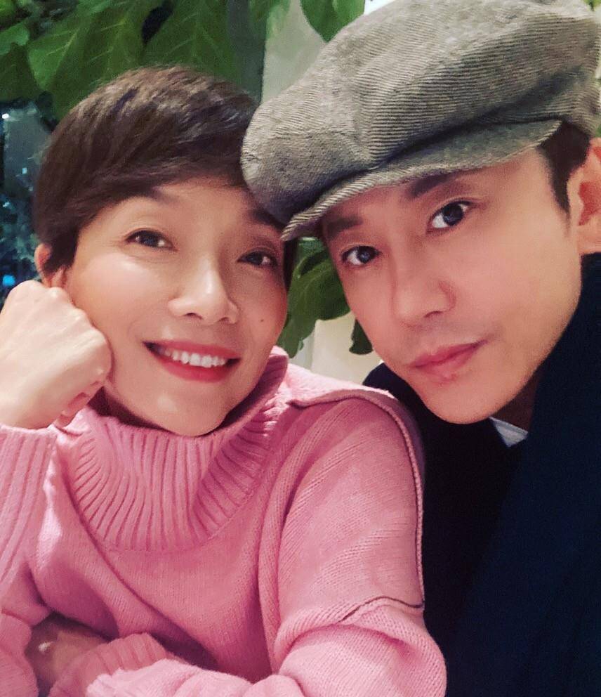 52岁毛宁晒健身视频,大腿粗壮肌肉饱满,保养得宜脸上不见皱纹_陈明