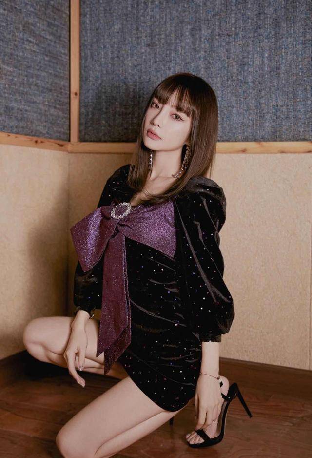 原创李小璐挺适合绿色的身穿深v时尚连衣裙显白有气质美得没话说