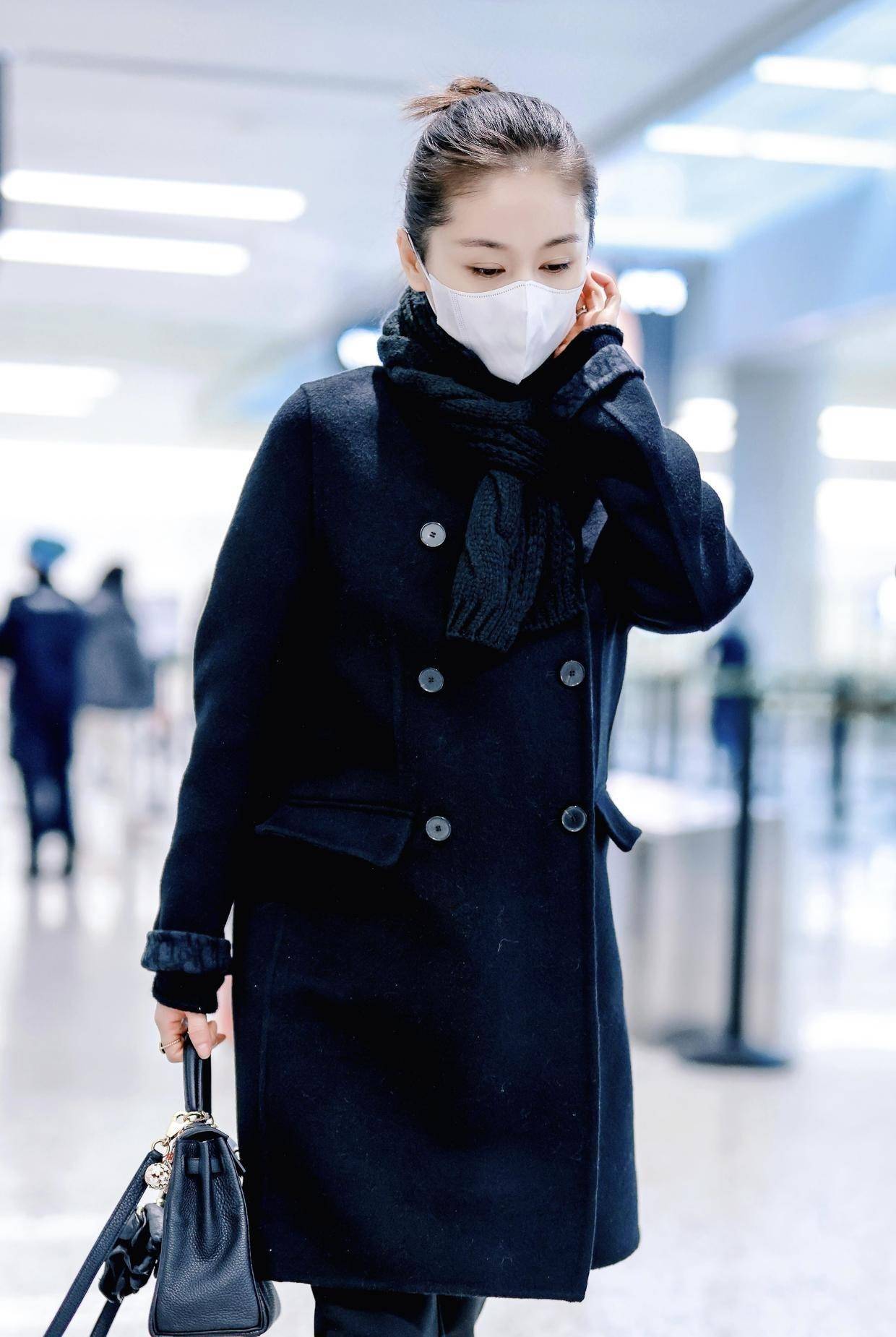 王子文真不愧是衣架子,穿all black造型走机场,看着有170cm高_女明星