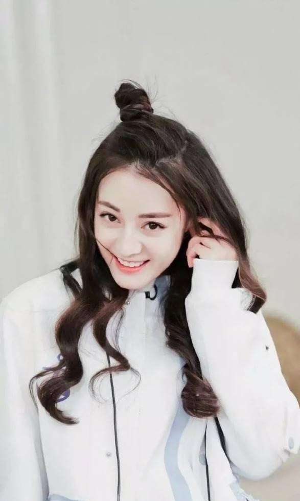 嫌自己的发型太简单了吗看看热巴的发型温柔气质美上新高度