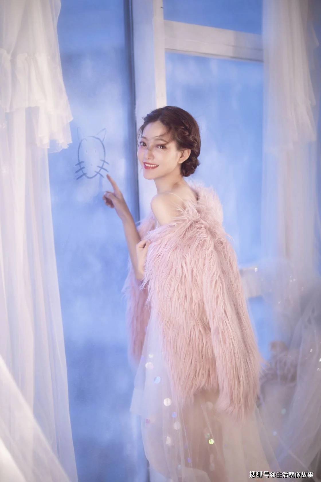 美女主播panda猫直播间空间的性感写真