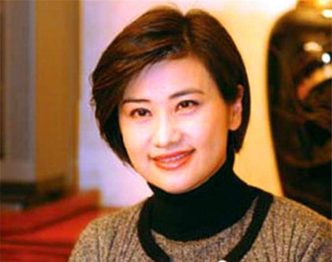 原创凤凰卫视主持吴小莉生的亭亭玉立被求婚三次后嫁大25岁老公