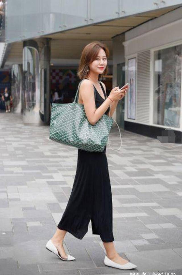 原创路人街拍小姐姐真是好看穿黑色格纹抹身材上衣精气神十足