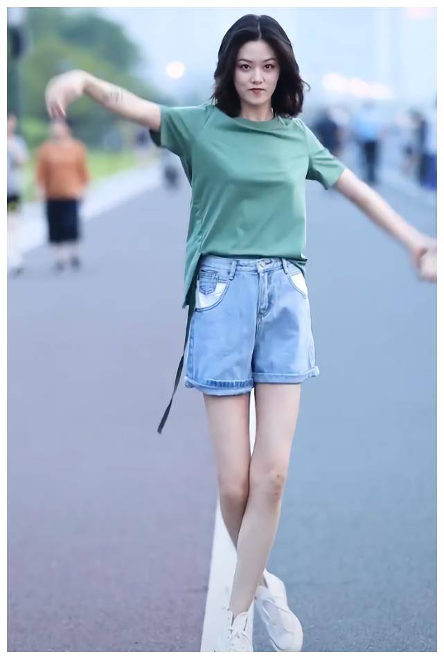 原创穿时一直爽的匡威帆布鞋小姐姐搭翻边裤后潮出新高度