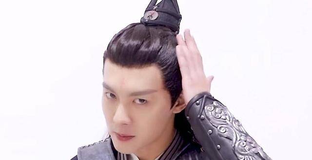 但是现在的海云帆已经完全变了,人设开始崩坍,眼神行为开始黑化,这些