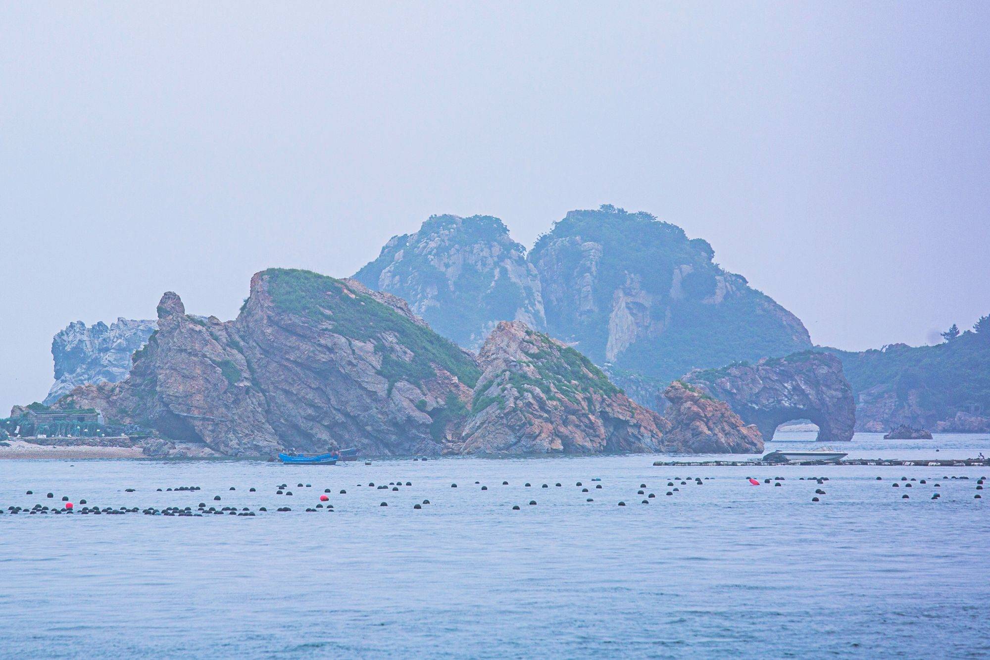 大连庄河海王九岛，环境秀美，造型奇特，被誉为海上“小桂林”