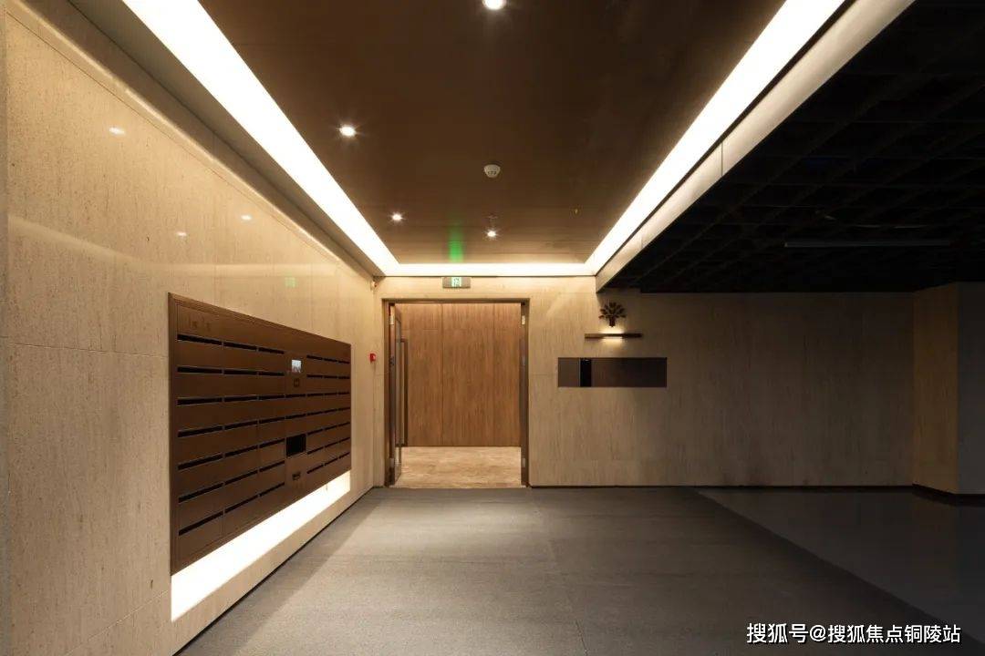 包含地下单元入户门厅,墙面石材铺装 富含现代设计 柔和灯光系统形成