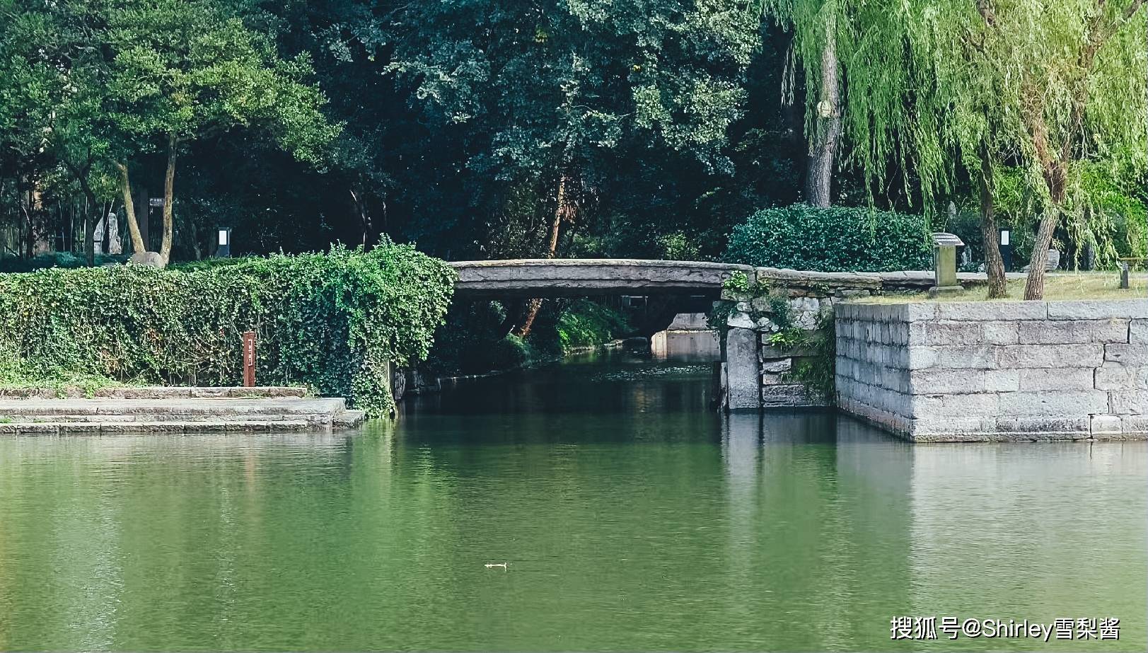 望仙桥所在的方塔园,位于松江古城中心地带,过去是文人们的会聚地;新