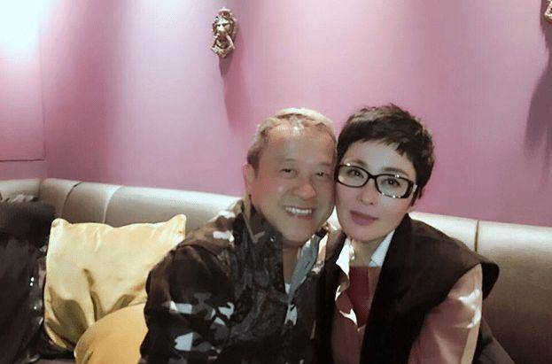 张敏跟曾志伟贴面合影,剪短发瘦出老态,53岁这状态才是真实的!