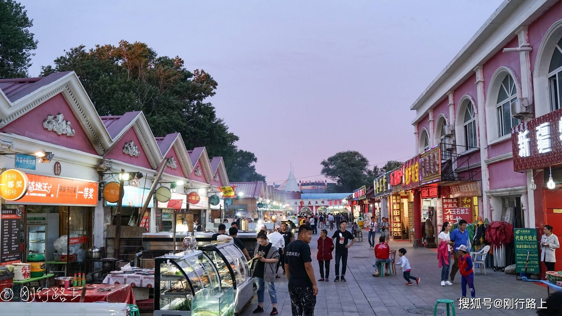 夜色下的布爾津河堤夜市燈火璀璨煙火氣漸漸變濃