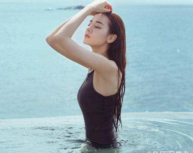 看完关晓彤的泳衣照,再看热巴的,怪不得鹿晗会喜欢关晓彤!