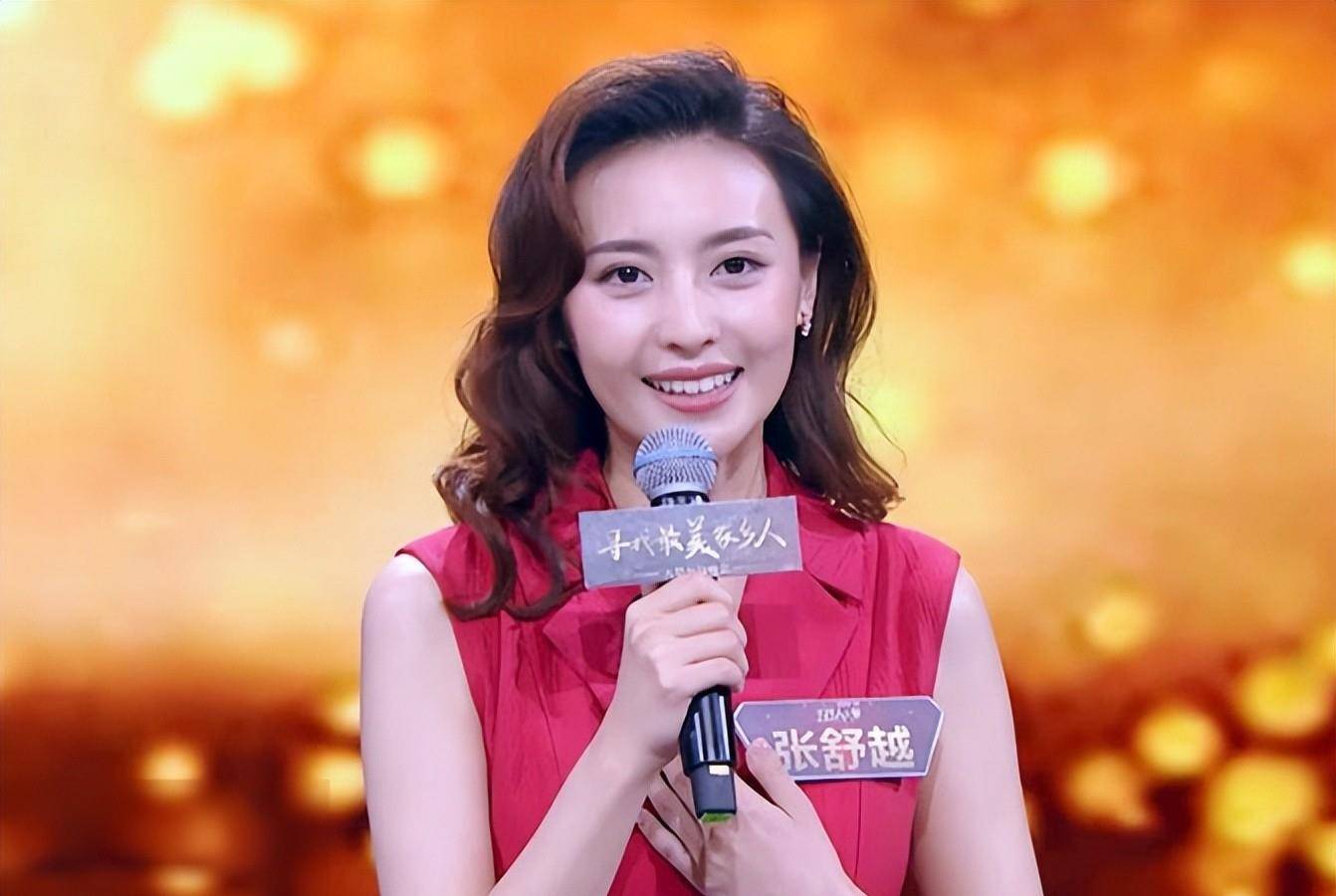 23岁时,中央电视台选美节目主持人张主持了春节联欢晚会,现在他已经考