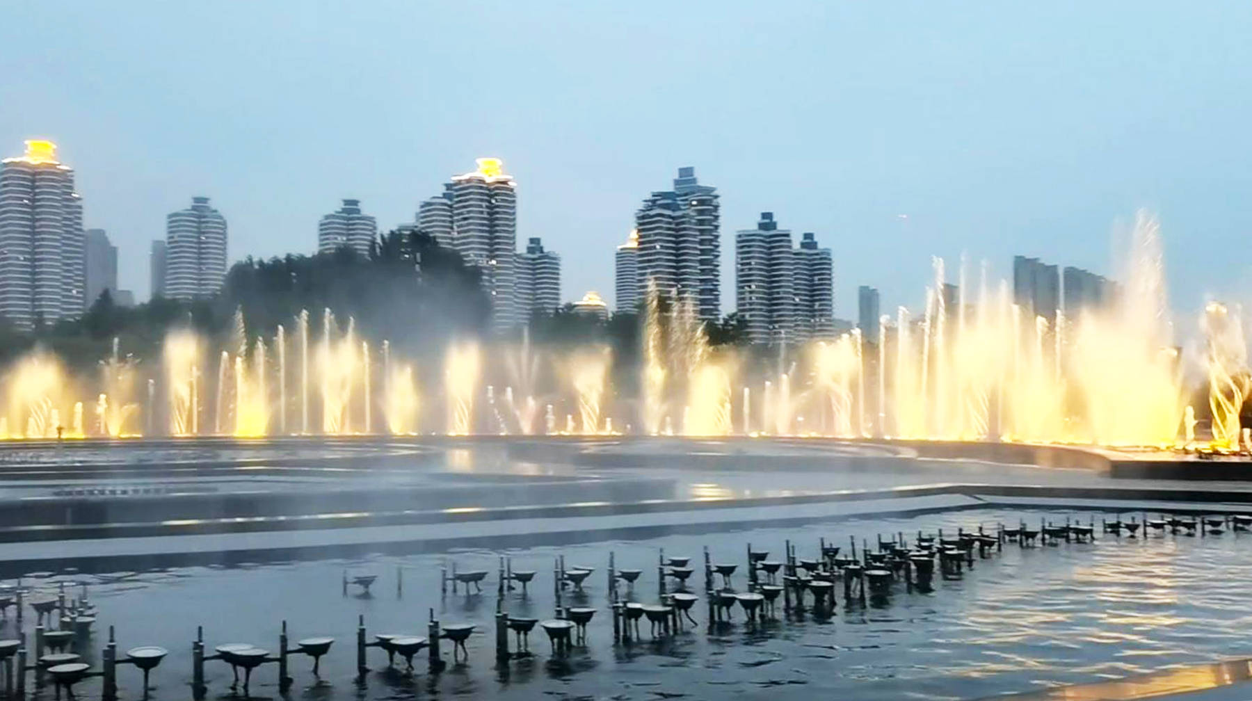 盛夏到武汉闹市这座公园看喷泉，七彩水柱美如画，衬托夜景更浪漫_广场_表演_水景