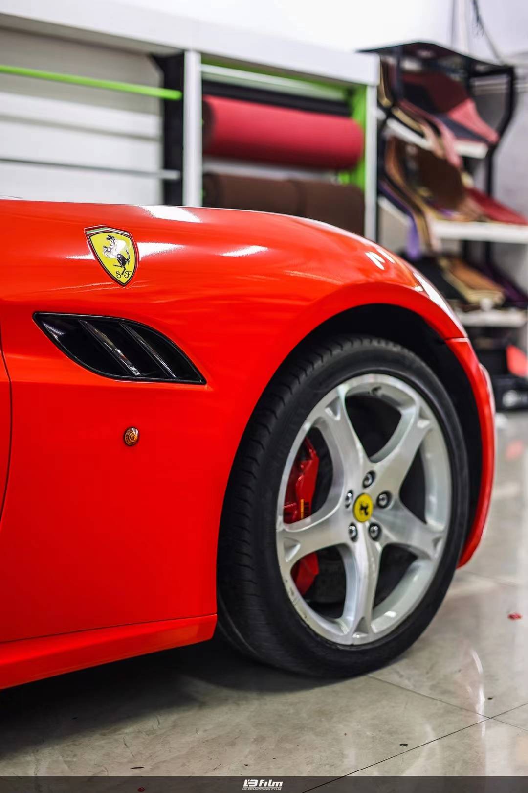 法拉利加州-lbfilm改色膜高亮法拉利红,性感妖娆,火辣飒爽_搜狐汽车