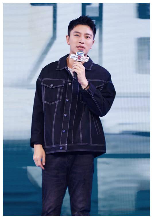 原创贾乃亮赶潮流穿荧光色运动鞋和一套白装搭配又潮又帅