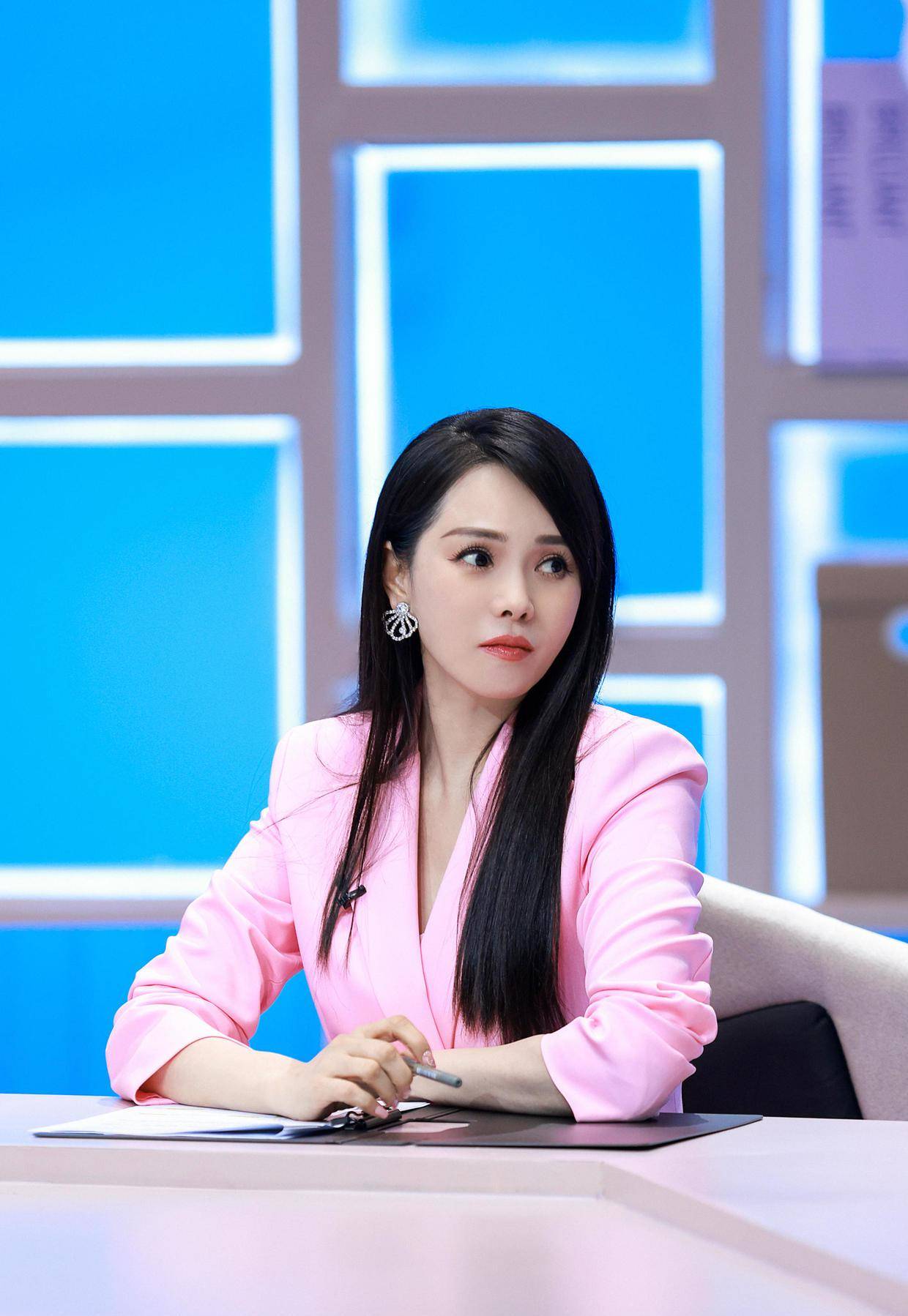 伊能静不是装美是真美,身穿浅蓝色连衣裙清新减龄,高贵优雅