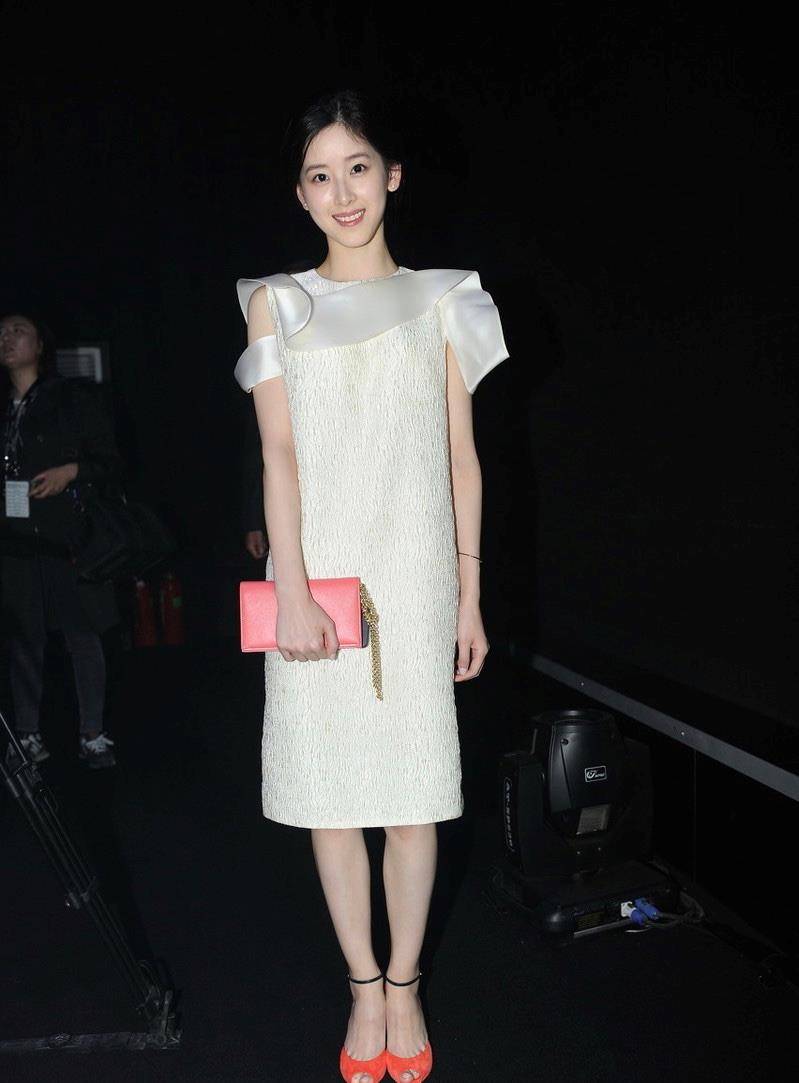 原创章泽天真的超有阔太范扎发搭配白色连衣裙简约时髦又精致