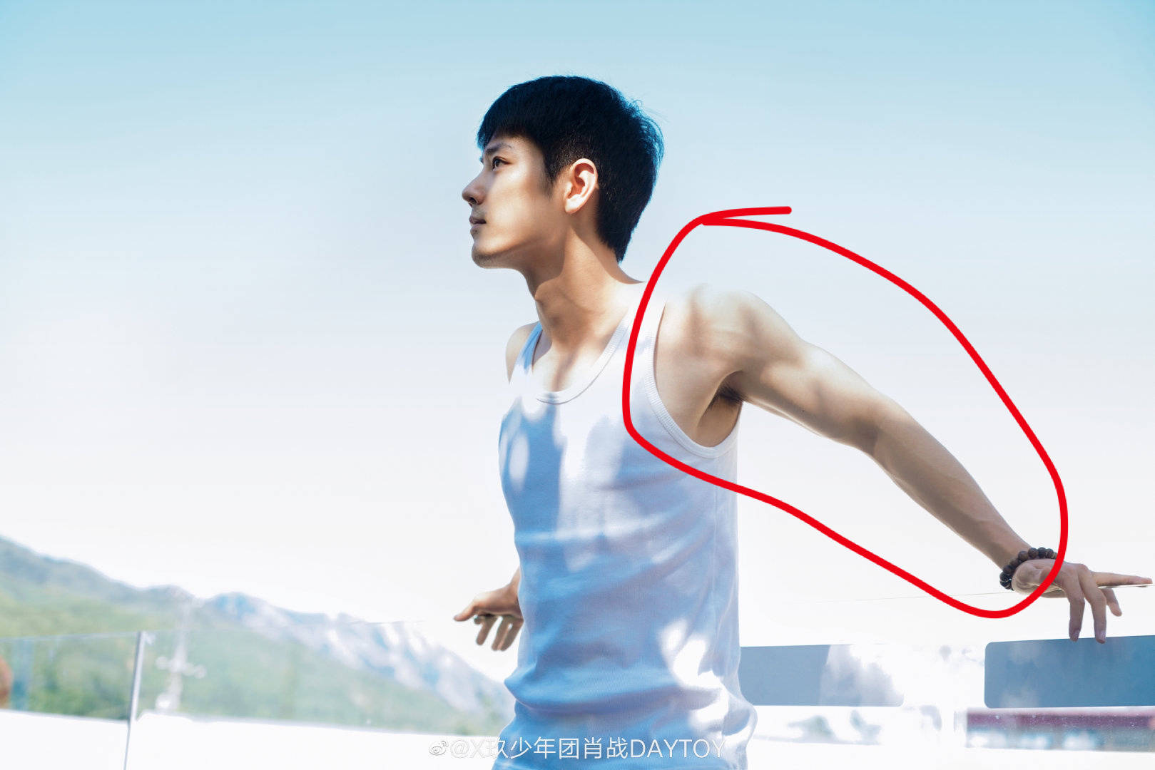 全球虾沸腾肖战肌肉照登多国热搜谁注意竹子前的杆是啥