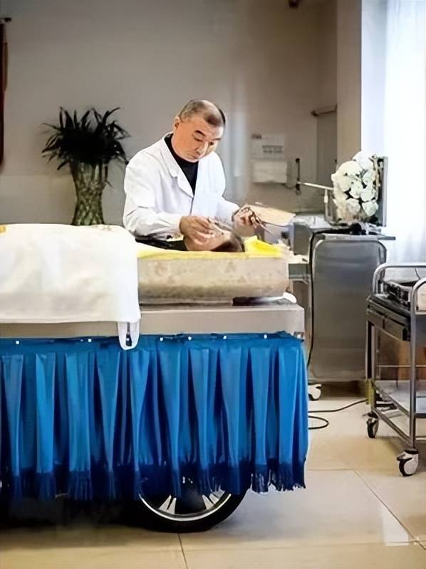 "中华殡仪整容第一人":42年间他让40多万张脸栩栩如生_瑞安_逝者_遗体