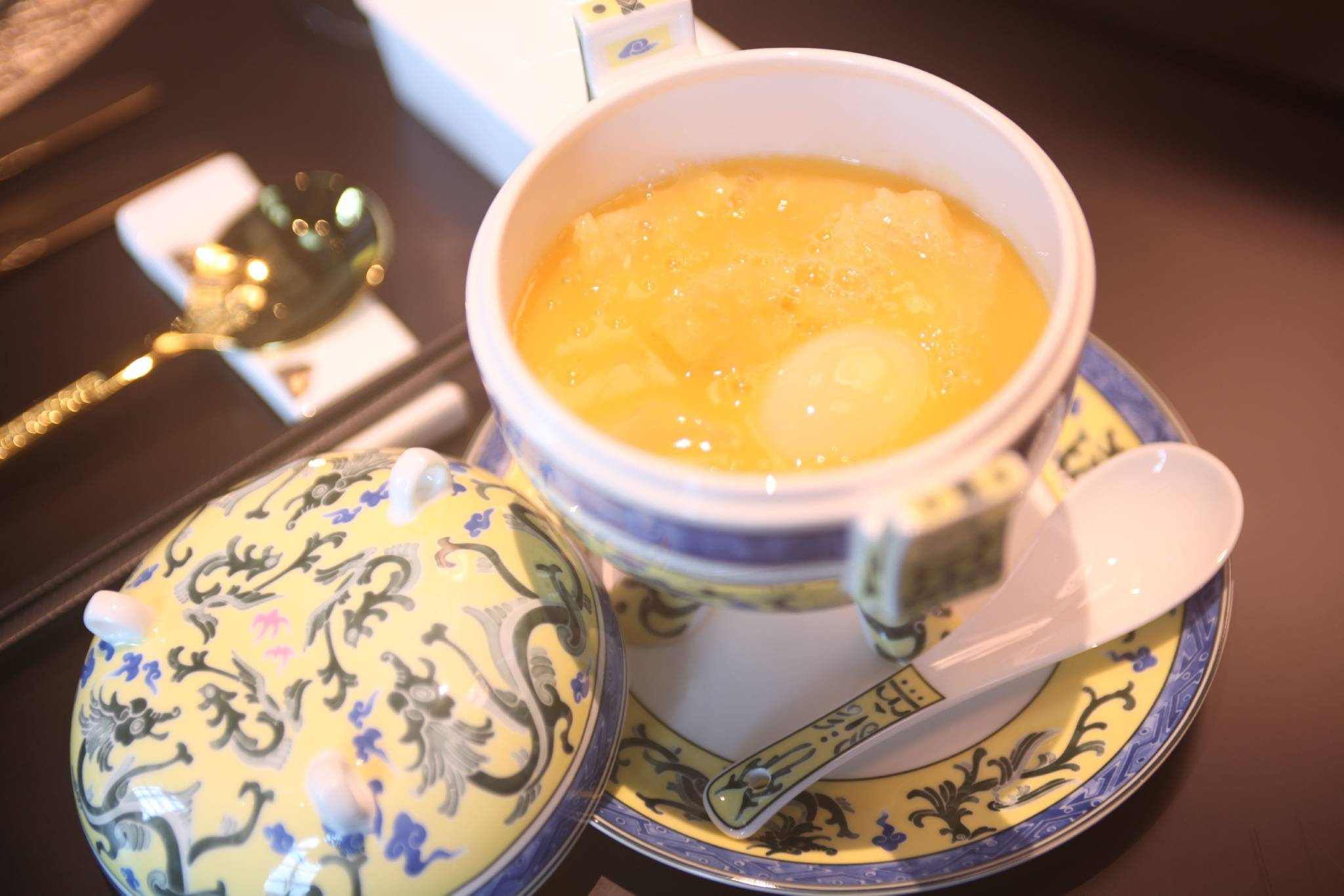 第三代传人王炳和,第四代传人刘忠,世代传承的技艺时刻彰显着谭家菜人