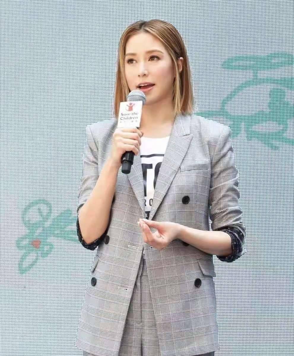 原创徐子淇穿衣真大胆在老公面前穿深v羽毛短裙好身材藏不住