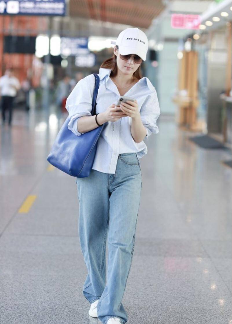 45岁蒋勤勤素颜真扛打,衬衫搭牛仔裤看似普通,她却穿得休闲高级