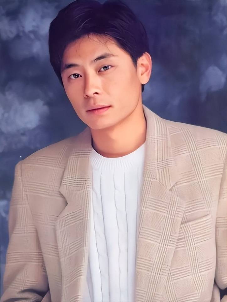 至于谁更帅,那是你的主观意愿.