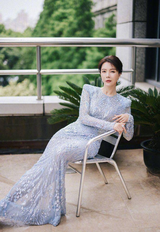 陈数真是职场精英一袭仙女晚礼服穿搭尽显高级优雅又迷人