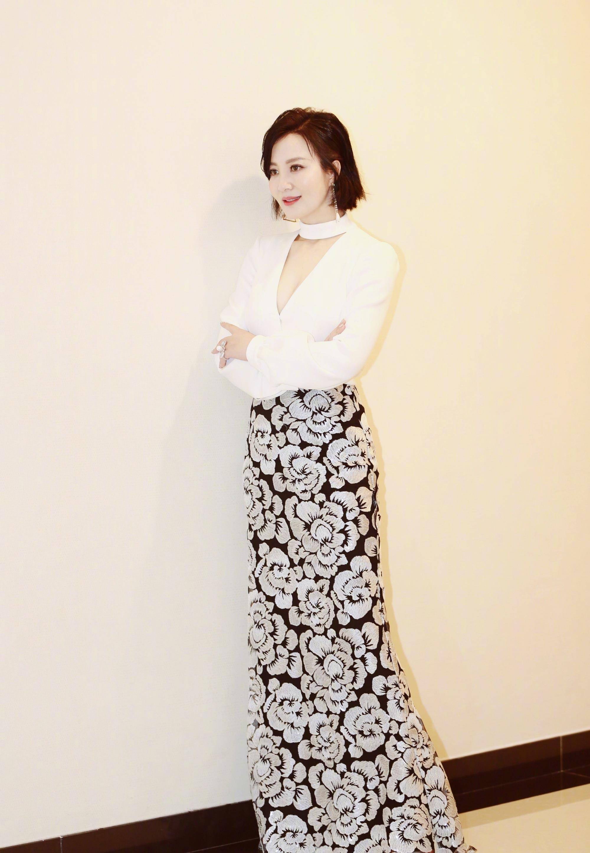 51岁陶红可真勾魂!穿深v裙秀身材太有料,皮衣半遮半掩挡不住