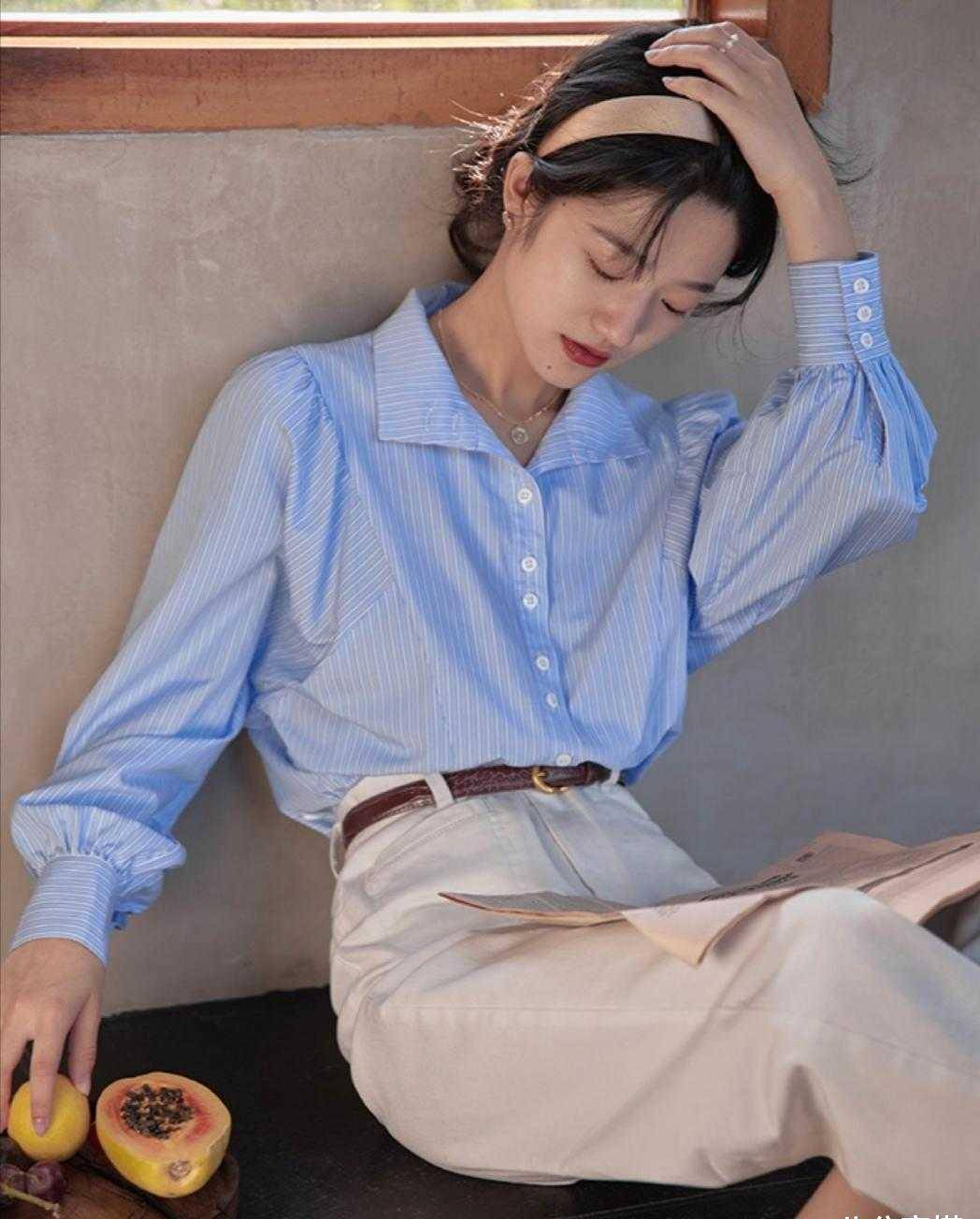 淡雅的条纹衣服,还是很清新的,一件淡蓝色的白条纹衬衫,可以让你在