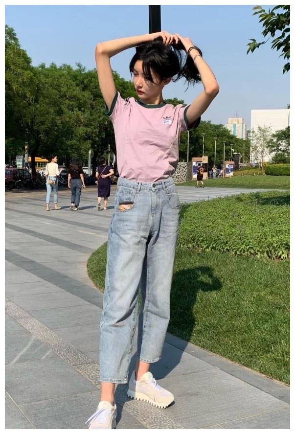 艾比为了掩盖42码大脚,故意穿女款鞋,无奈脚后跟还是塞不进!