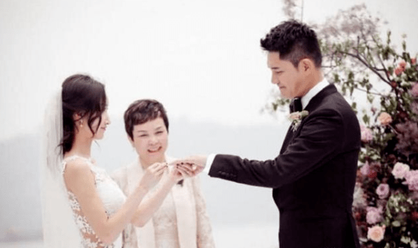 主持人顾斌父子罕见合影,公开宝宝正面照心情很好_顾彬爱_胡悦鑫_因为