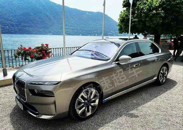 宝马7系行政版曝光香槟金漆面30t混动质感十足对标a8