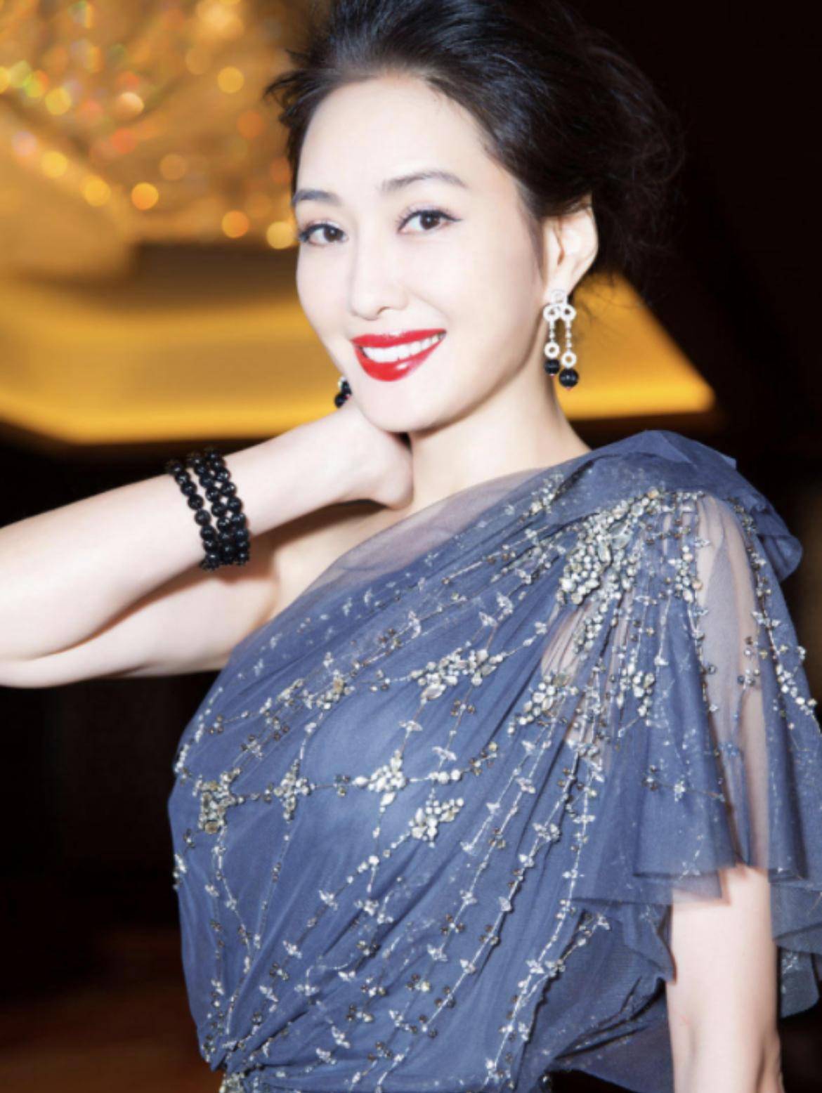 原创53岁的孟广美气质出众穿一袭白色无袖曳地长裙亮相尽显好身材