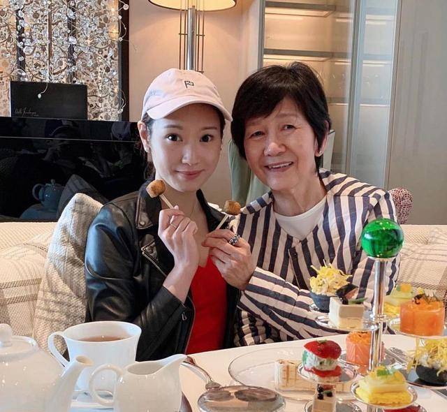 石修儿媳林佑蔚晒时尚照展露好身材,翁媳合照感情好_陈宇琛_公公_照片