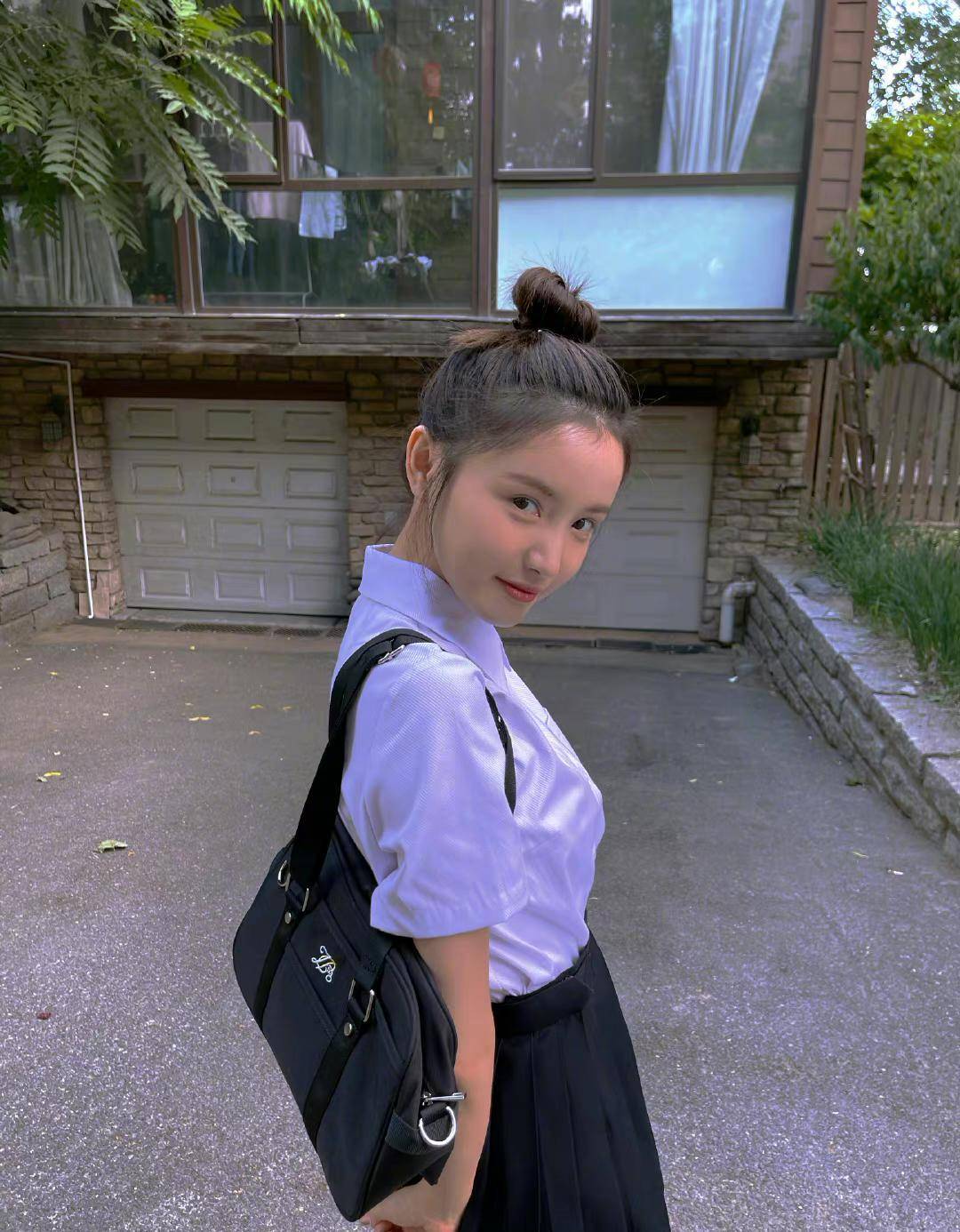 原创宅男女神林小宅校园风造型白色衬衫配百褶裙校服女孩青春活力