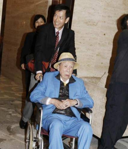 陈百强父亲已举办葬礼,未与陈百强葬在一起,汪明荃等到场送别_香港