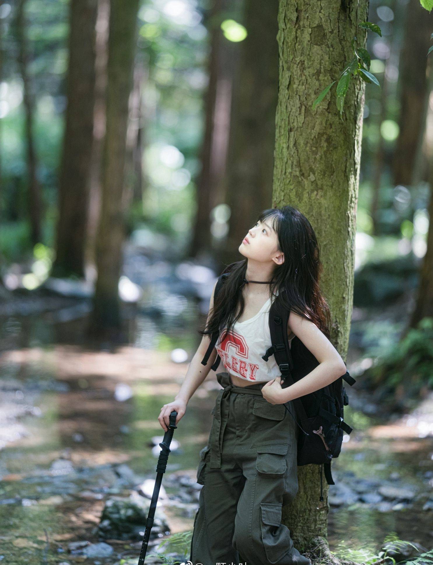 长发飘飘校花户外运动写真
