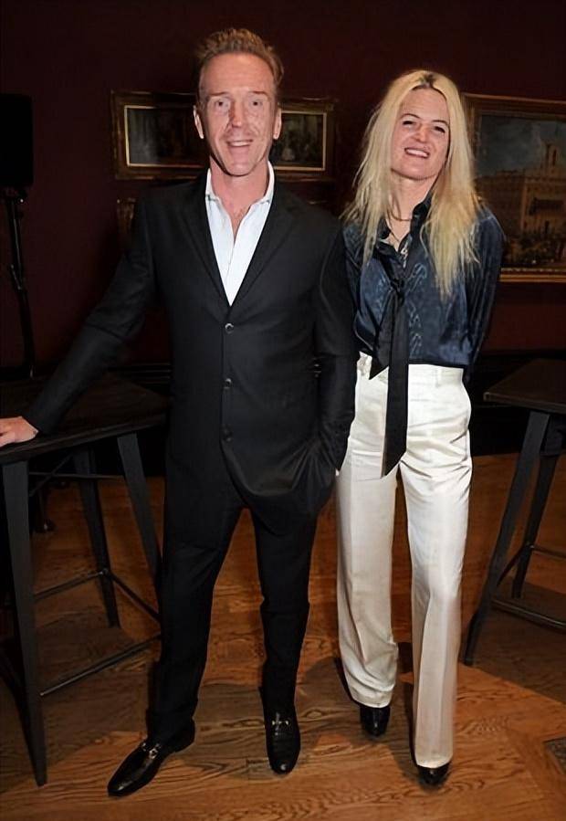 波莉阿姨去世仅一年多,丈夫交往新女友,女方小8岁当众亲密搂肩_米恩