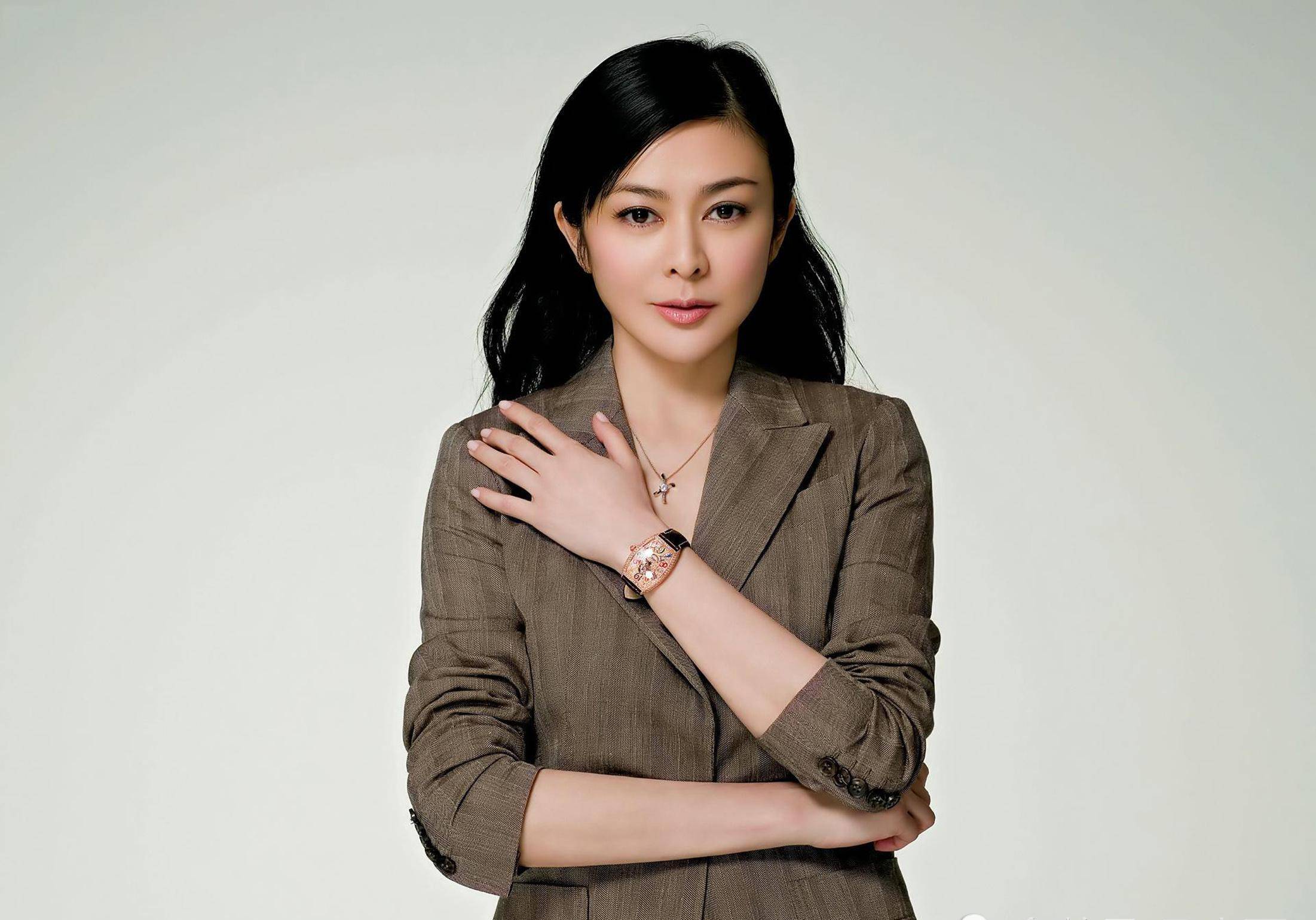 原创即将60岁的关之琳皮肤松垮还有皱纹再也不是当年的女神了