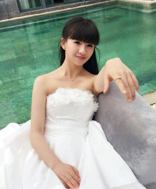 原创舞台连转4小时的小彩旗如今身材却出现走样