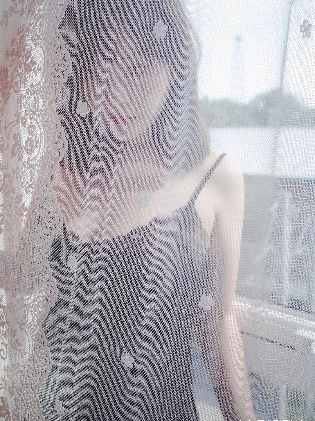 赵本山女徒弟冯溪曝出时尚写真照,一袭黑色吊带裙,尽显好身材_宅男