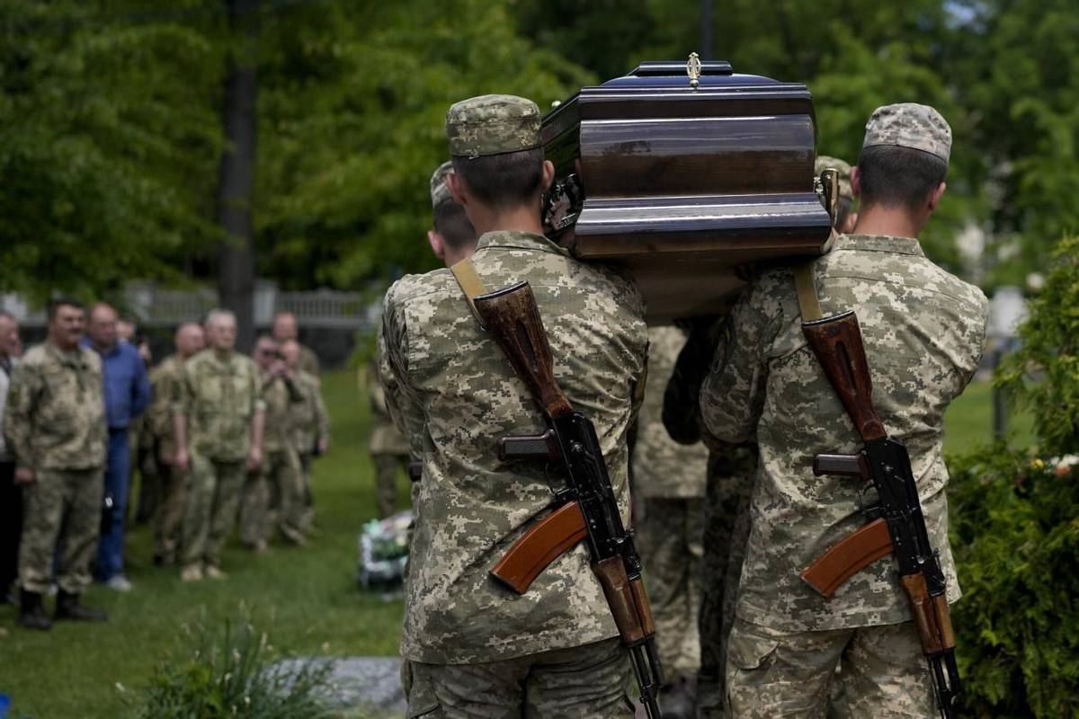 烏克蘭大媽護犢子上街圍堵徵兵人員嚇得烏軍報警求助