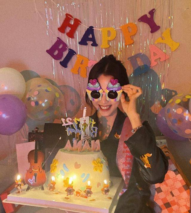 欧阳娜娜出镜庆生,穿睡衣与粉丝互动超可爱,闺蜜张子枫却没动静_生日