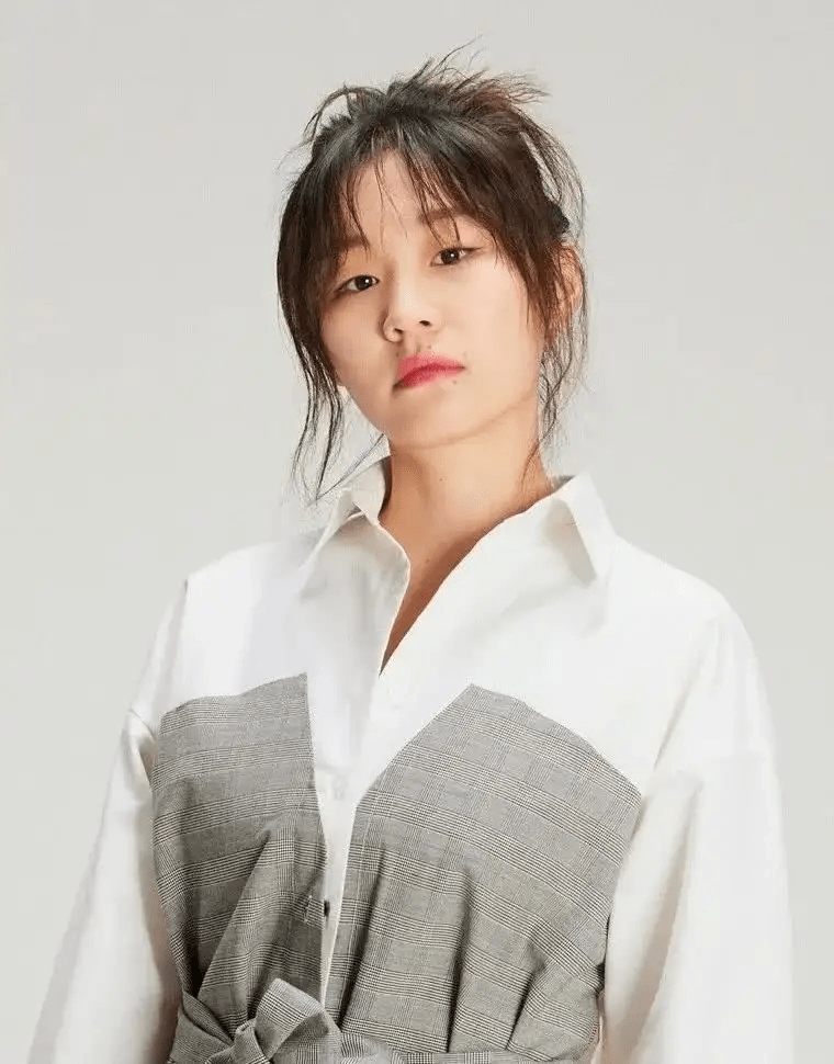 金靖的小眼睛还挺有神的就算没有女团的脸蛋和长相但依旧时髦