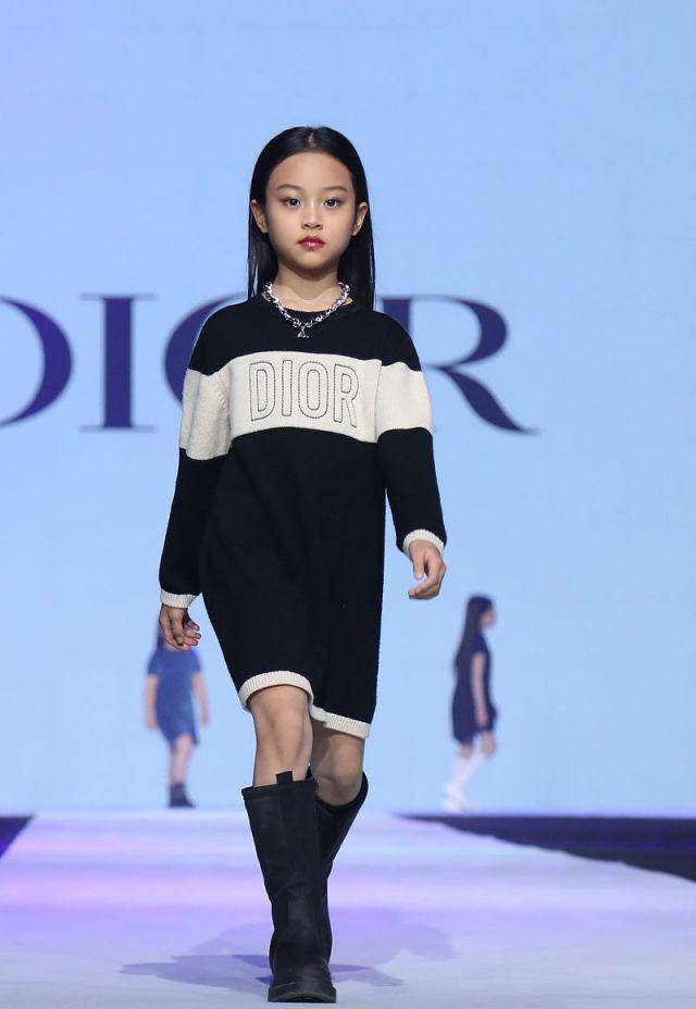 原创李小璐带8岁女儿参加走秀一身黑白针织裙气场真是妥妥的