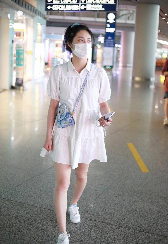 周洁琼太低调!穿白色衬衫裙温婉甜美,扎丸子头清纯似学生