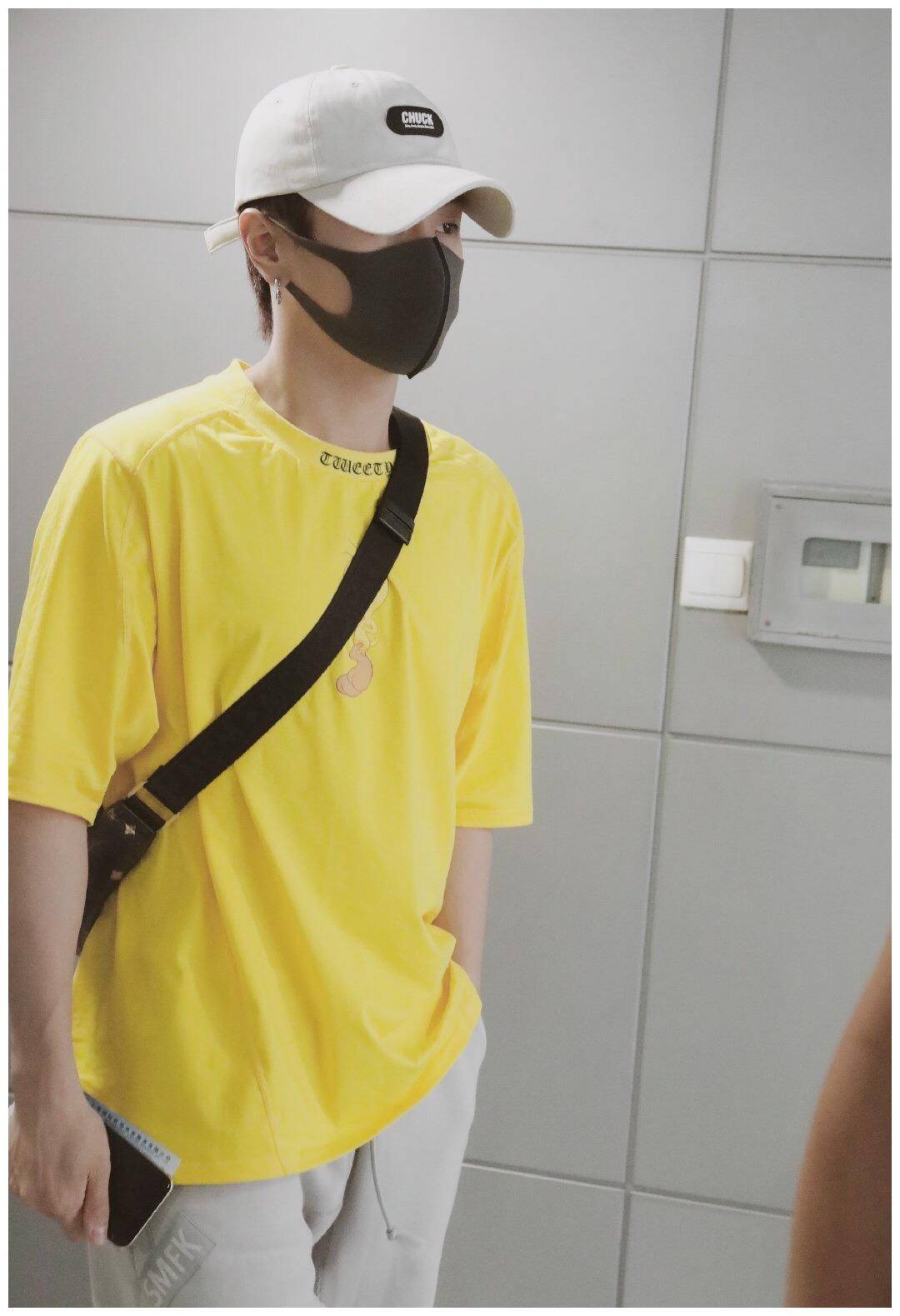 unine李汶翰现身机场,黄色t恤配灰色休闲裤,散发青春活力!