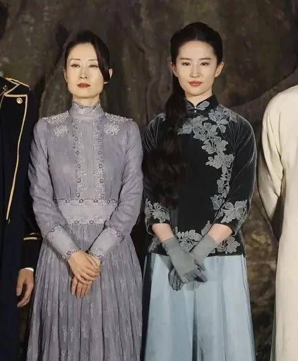 因为合作关系,很少有交集的刘亦菲和刘敏涛罕见同框,这样破次元的合照