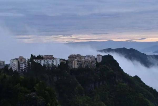 儘管炎炎盛夏,利川謀道鎮蘇馬蕩氣溫卻保持在24℃左右,滿眼青山,愜意